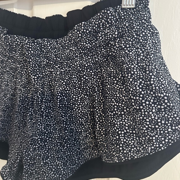Black and white lululemon shorts - Picture 2 of 5